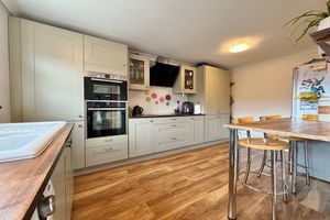 Kitchen/Breakfast Room- click for photo gallery